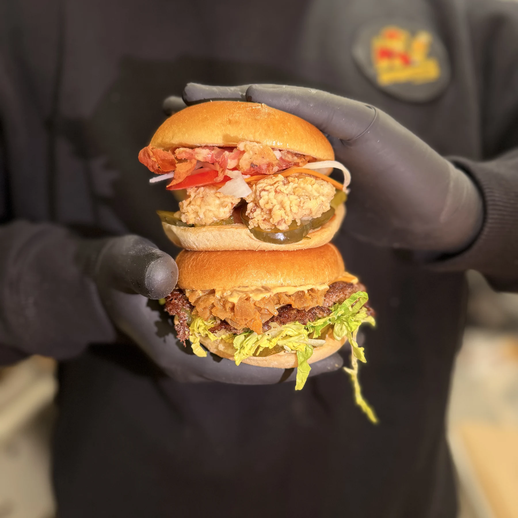 Zwei frisch zubereitete Burger von Burgerfritze